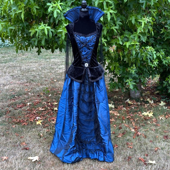Vampire Queen Costume - Picture 1 of 14